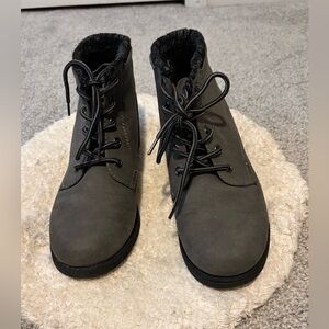 Tundra Women's Charcoal Lace-Up Winter Boots.